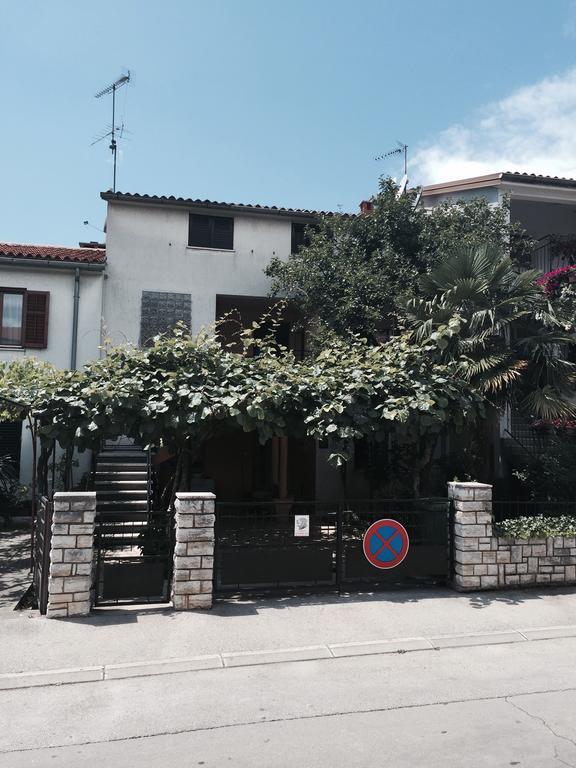 Mila Holiday Apartments Porec Bagian luar foto